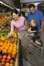 Familie beim Einkaufen im Supermarkt