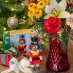 Schöne Geschenkidee: weihnachtliche LEGO® Bausets und Blumen